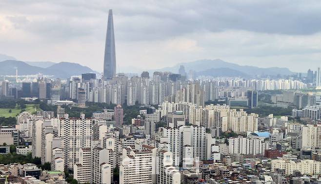 서울 강동구 강동역 인근에서 바라본 서울 시내 아파트의 모습. (사진=노진환 기자)