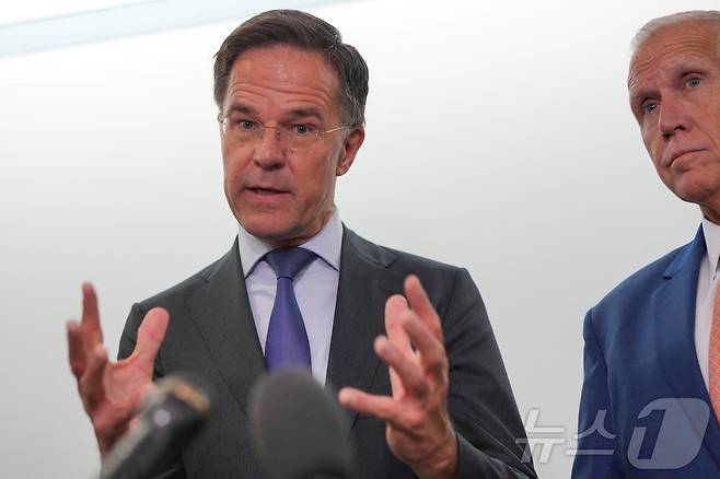 15일(현지시간) 마르크 뤼터 북대서양조약기구(NATO·나토) 사무총장이 미국 워싱턴 국회의사당을 방문해 톰 틸리스 상원의원(공화당·노스캐롤라이나)과 함께 기자들 질문에 답하고 있다. 2025.07.15 ⓒ 로이터=뉴스1 ⓒ News1 김지완 기자