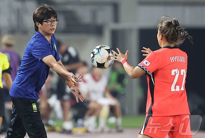 13일 오후 경기 화성시 향남읍 화성종합경기타운에서 열린 2025 동아시아축구연맹(EAFF) E-1 챔피언십 여자부 대한민국과 일본의 경기, 대한민국 신상우 감독이 후반 추효주에게 공을 전달하고 있다. 2025.7.13/뉴스1 ⓒ News1 김진환 기자