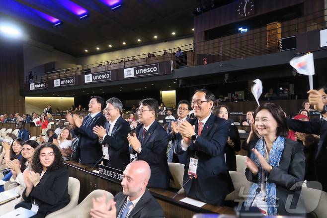 최응천 국가유산청장과 정부대표단, 부산시 관계자 등이 16일(한국시간) 프랑스 파리 유네스코 본부에서 열린 제47차 유네스코 세계유산위원회에서 차기 세계유산위원회 개최지로 대한민국 부산이 확정되자 손뼉을 치고 있다. (국가유산청 제공. 재판매 및 DB 금지) 2025.7.16/뉴스1