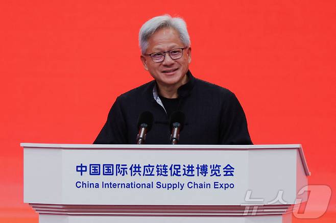 젠슨 황 엔비디아 CEO가 16일 오전 베이징에서 개막한 제3회 중국국제공급망촉진박람회에서 연설을 하고 있다. 2025.07.16 ⓒ 로이터=뉴스1 ⓒ News1 정은지 특파원