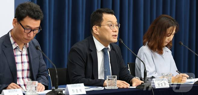 한순기 행정안전부 지방재정경제실장이 15일 세종시 정부세종청사에서 '민생회복 소비쿠폰'의 차질없는 지급을 위한 내용을 설명하고 있다. 행정안전부는 민생회복 소비쿠폰 전담 콜센터(1670-2525)를 18일부터 운영 한다고 밝혔다. ⓒ News1 김기남 기자