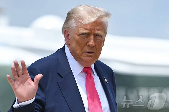 도널드 트럼프 미국 대통령이 15일(현지시간) 메릴랜드주 앤드루스 합동 기지에서 에어포스원에 탑승하기 위해 걸어가면서 손을 들어 보이고 있다. 2025.07.15 ⓒ AFP=뉴스1 ⓒ News1 류정민 특파원