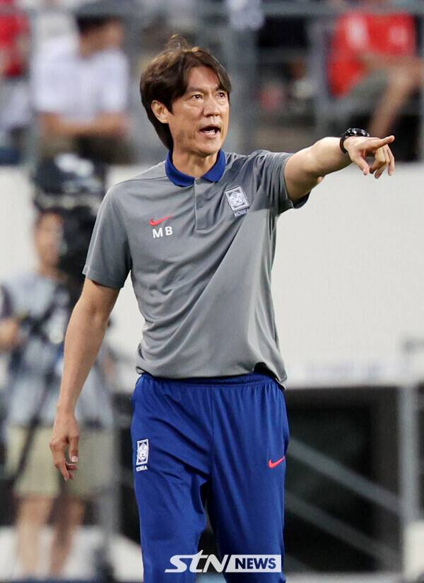 15일 경기 용인미르스타디움에서 열린 2025 동아시아축구연맹(EAFF) E-1 챔피언십(동아시안컵) 남자부 한국과 일본 경기, 홍명보 한국대표팀 감독이 작전을 지시하고 있다. /사진=뉴시스