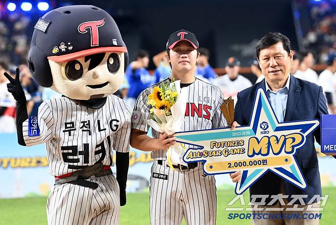 11일 대전 한화생명볼파크에서 열린 2025 KBO 퓨처스리그 올스타전, MVP를 수상한 손용준이 허구연 총재와 포즈를 취하고 있다. 대전=허상욱 기자wook@sportschosun.com/2025.07.11/