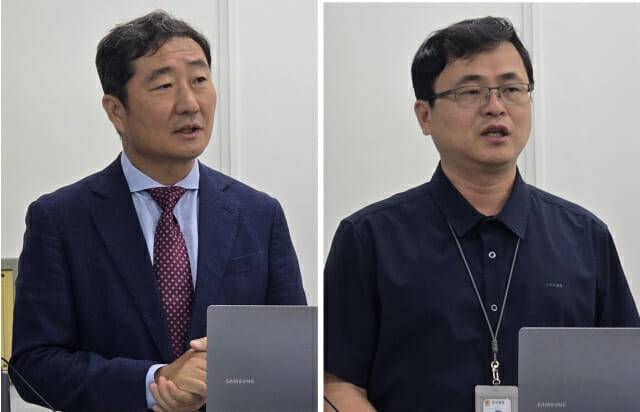 신재생 에너지 기반 온실 3중 열병합발전 시스템을 소개하는 한국기계연구원 송동근 친환경에너지연구본부장(왼쪽)과 이시형 농촌진흥청 스마트팜개발과장.