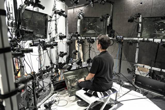 기자는 얼굴 3D 스캔을 체험해봤다. 사방을 둘러싼 50여대의 DSLR 카메라가 동시에 촬영한다.