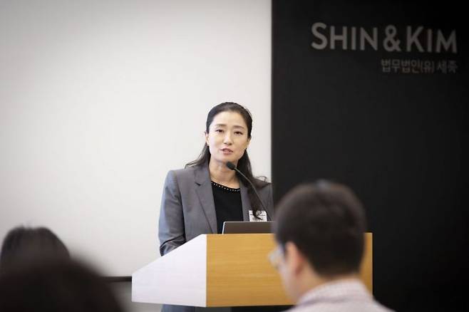 지난 4일 서울 중구 디타워 23층 세미나실에서 열린 법무법인 세종의 ‘상법 개정’ 세미나에서 이숙미 변호사가 발표하고 있다. 법무법인 세종