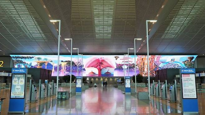 인천국제공항에서 진행중인 전시 ‘필링코드’ 전경. 예술경영지원센터