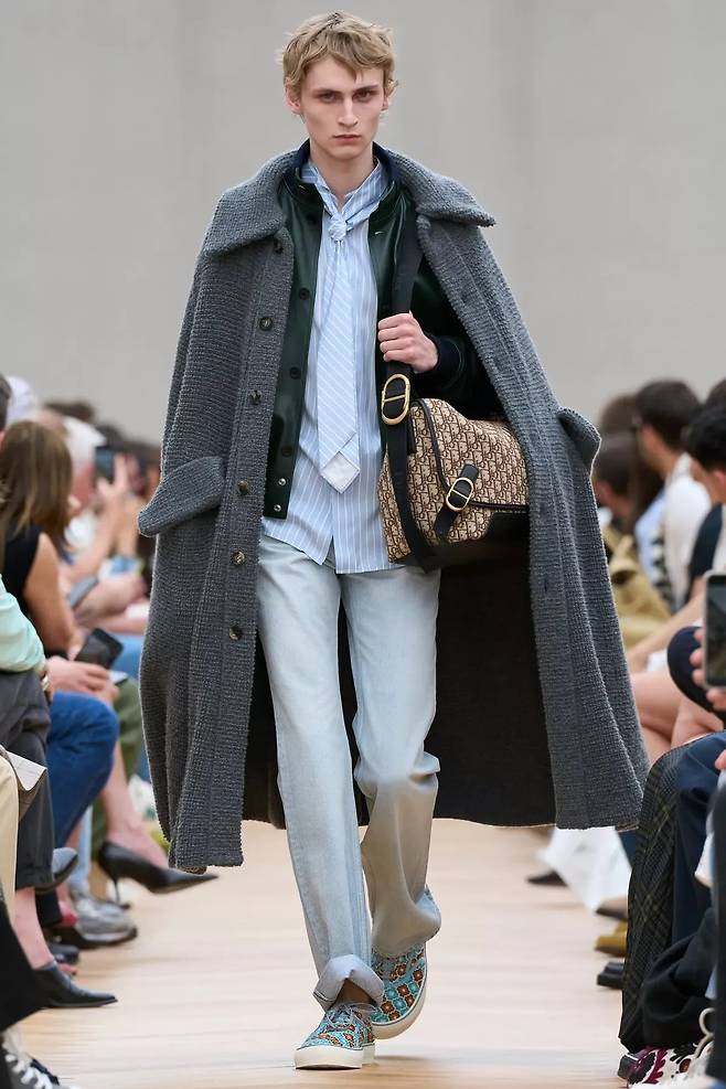 지난 6월 파리에서 열린 '2026 봄여름 남성패션위크' 디올 쇼 모습. 넥타이 앞뒷면이 바뀐 모습 차림의 모델이 런웨이를 장식했다. /디올