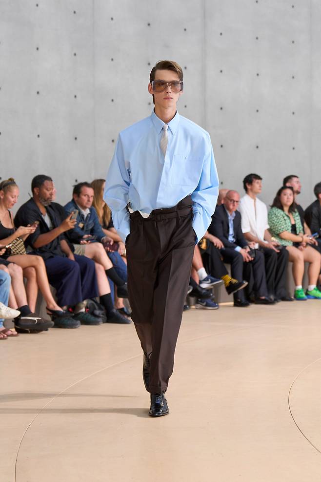 6월 파리에서 열린 '2026 봄여름 남성 패션 위크' 생로랑 쇼. 셔츠에 바지 같은 보통의 '출근 복장' 같지만 넥타이를 셔츠 안에 넣어 또다른 멋을 연출했다. 바지 역시 허리 춤을 허리 위로 넉넉하게 올려 주름을 잡았다./생로랑