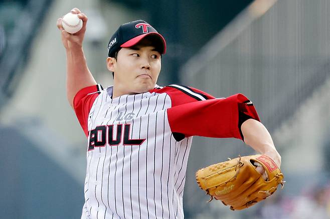 지난달 1일 서울 잠실야구장에서 열린 KBO리그 삼성과 LG의 경기, 5회초 LG 선발 임찬규가 역투하고 있다. /뉴시스