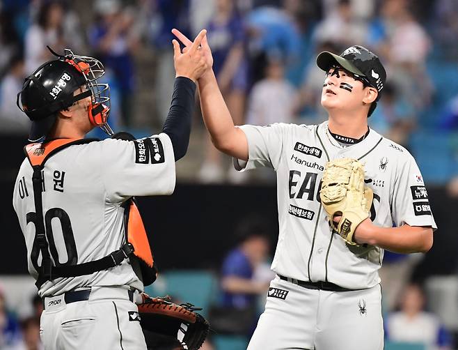 지난달 26일 대구 삼성라이온즈파크에서 열린 삼성과 한화의 경기. 한화가 삼성에 승리했다. 경기 종료 후 승리의 기쁨을 나누고 있는 김서현(오른쪽)과 이재원. /송정헌 스포츠조선 기자