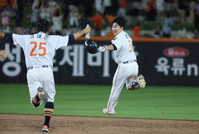 지난 10일 대전 한화생명 볼파크에서 열린 프로야구 KBO리그 KIA와 한화 경기에서 9회말 2사 만루 상황 한화 문현빈이 끝내기 안타를 치고 환호하고 있다. /뉴스1