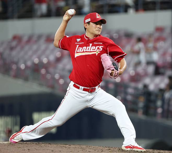 지난 2일 광주기아챔피언스필드에서 열린 프로야구 SSG와 KIA의 경기. SSG 노경은이 7회에 투구하고 있다. /연합뉴스