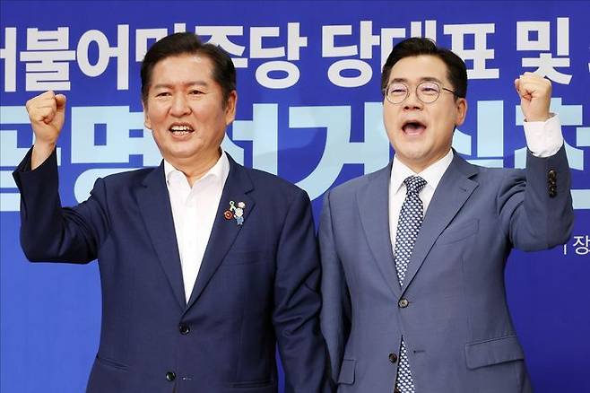 더불어민주당 정청래·박찬대 당대표 후보자가 15일 오전 국회에서 열린 민주당 당대표 및 최고위원 후보 공명선거실천서약식에서 기념촬영을 하고 있다. ⓒ데일리안 홍금표 기자