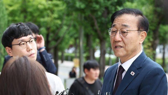 김윤덕 국토교통부 장관 후보자가 15일 정부과천청사에 마련된 인사청문회 준비 사무실로 첫 출근하며 취재진 질문에 답하고 있다. ⓒ연합뉴스