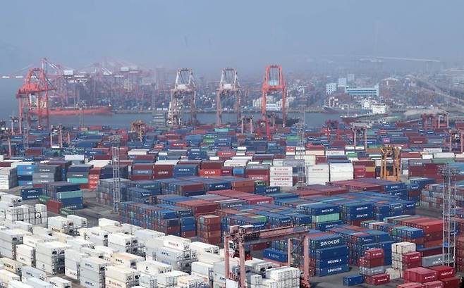 부산 남구 신선대 및 감만 부두 야적장에 수출입 컨테이너가 쌓여 있다.ⓒ뉴시스