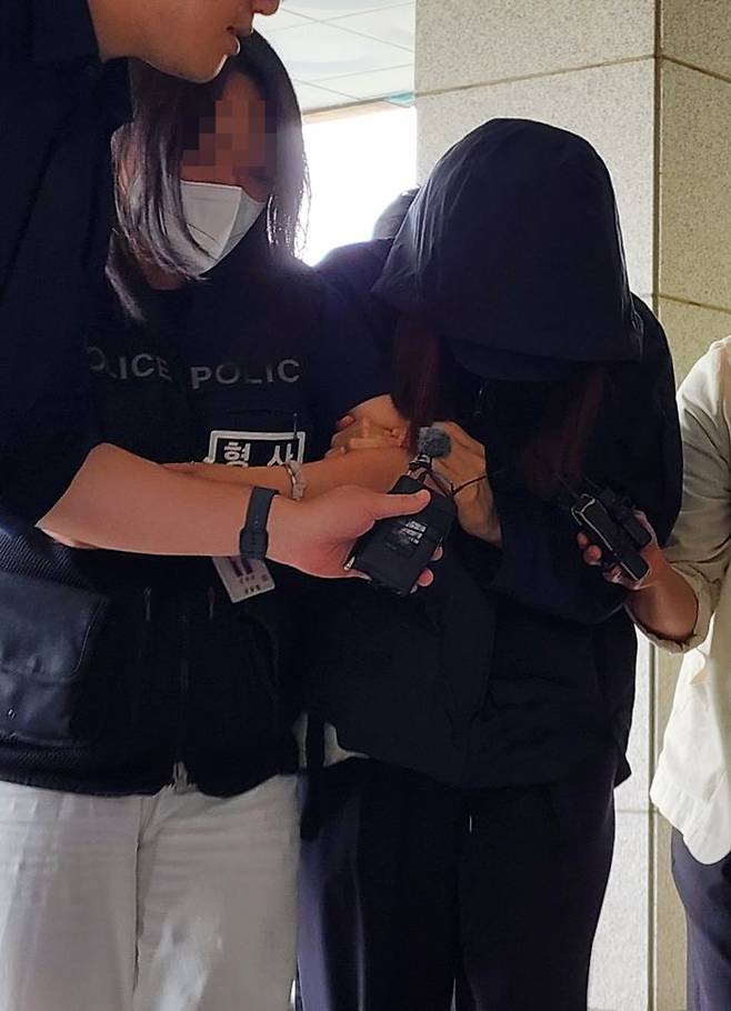 시험지를 빼돌리기 위해 기간제 교사와 함께 경북 안동시 소재 고등학교에 무단 침입한 혐의를 받는 학부모가 구속 전 피의자 심문(영장실질심사)을 받기 위해 지난 15일 대구지법 안동지원으로 들어서고 있다.ⓒ뉴시스