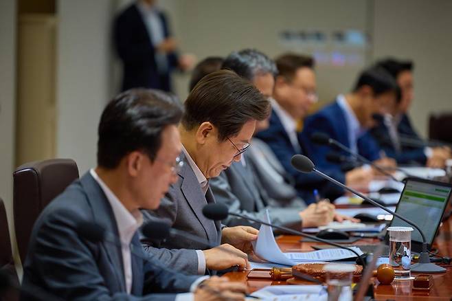 이재명 대통령이 15일 서울 용산 대통령실에서 열린 제31회 국무회의에서 자료를 살펴보고 있다. 2025.7.15. 대통령실 제공