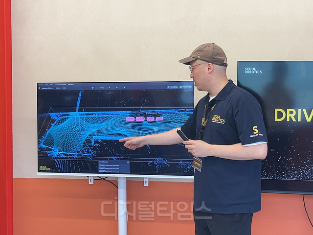 이한빈 서울로보틱스 대표가 15일 경기 판교에서 국내 미디어를 대상으로 B2B(기업간 거래) 소프트웨어 기술 ‘레벨5 컨트롤 타워’ 기술 시연에서 발표를 하고 있다. 장우진 기자