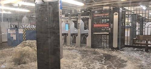 14일 갑작스러운 폭우로 미국 뉴욕의 한 지하철역이 침수된 모습. 〈사진=연합뉴스〉