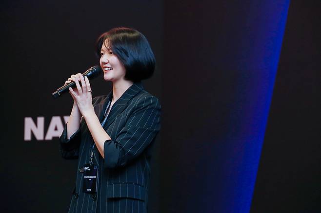 네이버는 지난 5월 5일(현지시간) 미국 실리콘밸리 포시즌 호텔에서 '벤처링 네이버스 넥스트 챕터(Venturing NAVER's Next Chapter)' 행사를 개최했다. 최수연 네이버 대표가 인사말을 하고 있다. 〈자료 네이버〉