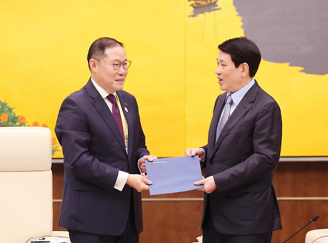 조현상 2025년 APEC 기업인자문위원회 의장 겸 효성 부회장(왼쪽)이 르엉 끄엉 베트남 국가주석에게 APEC CEO 정상회의 초청장을 전달하고 있다. 베트남 공산당 제공