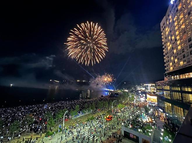 울산 동구 일산해수욕장에서 열리는 울산조선해양축제 불꽃쇼 모습. 울산 동구 제공