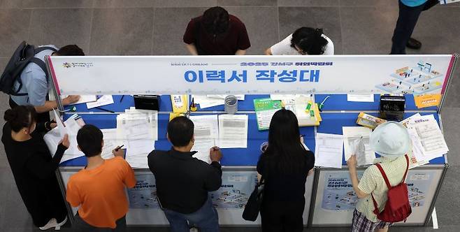 서울 강서구 마곡 서울창업허브엠플러스에서 열린 2025 강서구 취업박람회에서 구직자들이 이력서를 작성하고 있다. 뉴시스