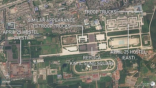 김일성광장 동쪽에 위치한 미림기지에서 지난 9일 포착된 위성사진, 병력 수송차와 비슷한 모습의 군집이 광장 중앙에 더 가깝게 나타났는데, 이는 추가 병력 수송차가 도착했음을 암시한다. 플래닛 랩스·NK뉴스