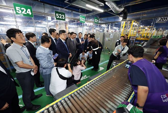 김병기 더불어민주당 당대표 직무대행 겸 원내대표가 16일 오전 서울 서초구 쿠팡 서초1캠프를 찾아 폭염대응 배송인력 작업 현장을 살펴하고 있다. (공동취재) 뉴시스