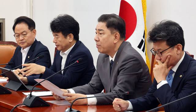 김병기 더불어민주당 대표 직무대행 겸 원내대표(오른쪽 두번째)가 15일 서울 여의도 국회에서 열린 원내대책회의에서 발언하고 있다. 김경호 선임기자 jijae@hani.co.kr