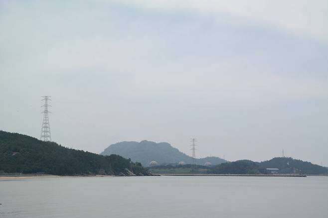 6월22일 전북 고창군 구시포항에서 바라본 한빛원전 모습. 천경석 기자