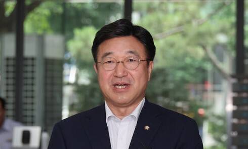 행정안전부 장관 후보자로 지명된 윤호중 더불어민주당 의원이 지난 6월 30일 오전 청문회 준비 사무실이 마련된 서울 종로구 광화문플래티넘빌딩으로 출근하며 기자들의 질문에 답하고 있다. 김혜윤 기자 unique@hani.co.kr