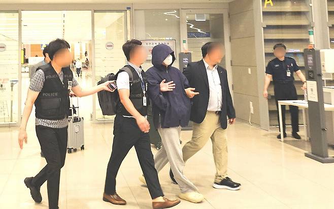 ‘파타야 살인사건’ 피고인 중 한명인 ㄷ씨가 베트남에서 붙잡혀 지난해 9월24일 인천공항을 통해 국내로 송환되고 있다. 경남경찰청 제공