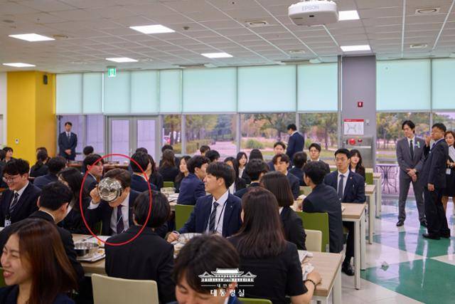 이재명(빨간 원) 대통령이 14일 충북 진천군 소재 국가공무원인재개발원 구내식당에서 신임 공무원들과 점심식사를 함께하던 중 국그릇을 통째로 들고 국물을 들이켜고 있다. 대통령실 제공