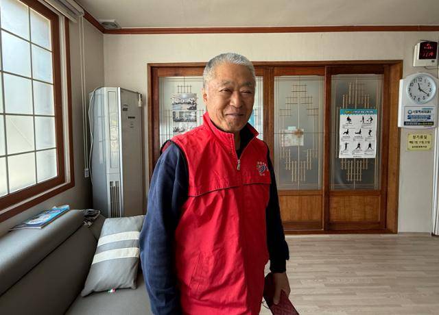한실마을 경로당에서 사진 촬영에 응한 김연대. 안동=허유정 기자