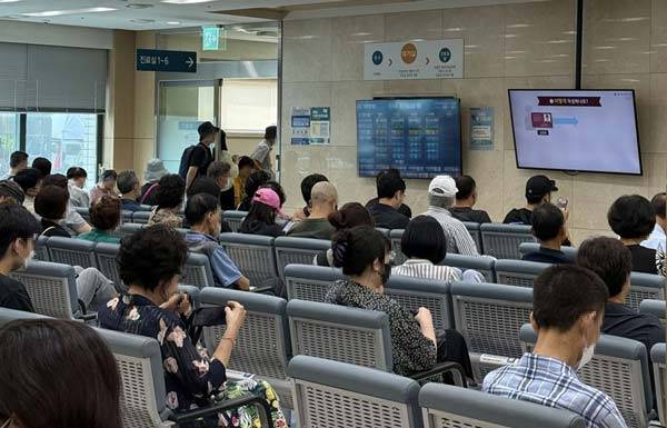 서울아산병원 서관 1층 종양내과에서 환자와 보호자가 진료를 받기 위해 대기하고 있다./사진=최지우 기자