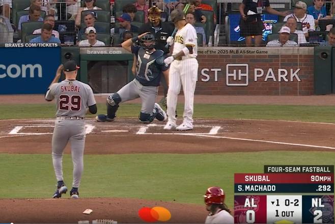 스쿠발이 16일(한국시간) 열린 올스타전에서 포수 롤리의 제스처를 따라 머리를 치며 ABS 판독 요청 사인을 내고 있다. 사진=MLB닷컴, FOX 스포츠 중계 캡처