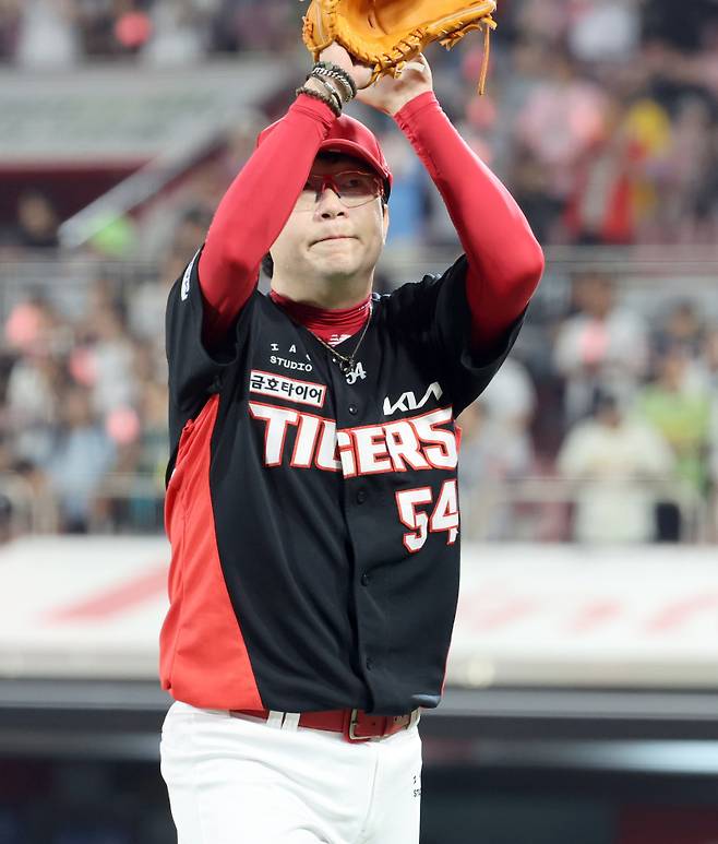 22일 오후 수원 KT위즈파크에서 열린 2025 프로야구 KIA와 KT 경기. KIA 선발 양현종이 7회 교체 되며 팬들에게 인사하고 있다. 수원=정시종 기자 capa@edaily.co.kr /2025.05.22.