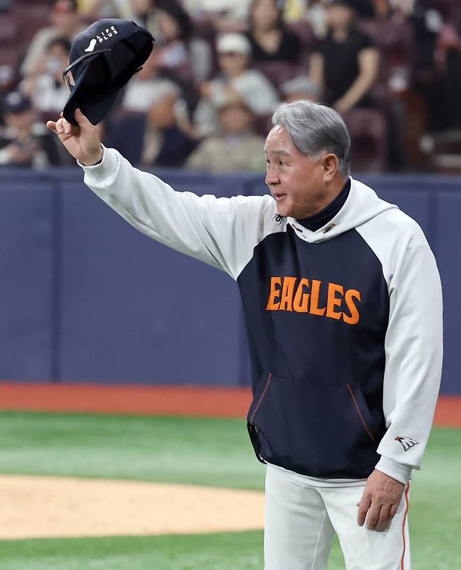 11일 오후 서울 고척스카이돔에서 열린 2025 프로야구 한화 와 키움 경기. 한화가 8-0 승리했다. 경기종료후 김경문 감독이 팬들에게 인사하고 있다. 고척=정시종 기자 capa@edaily.co.kr /2025.05.11.