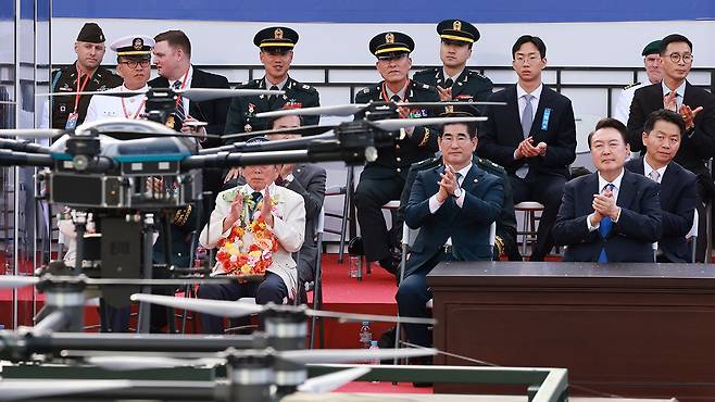 드론을 바라보는 윤석열 전 대통령