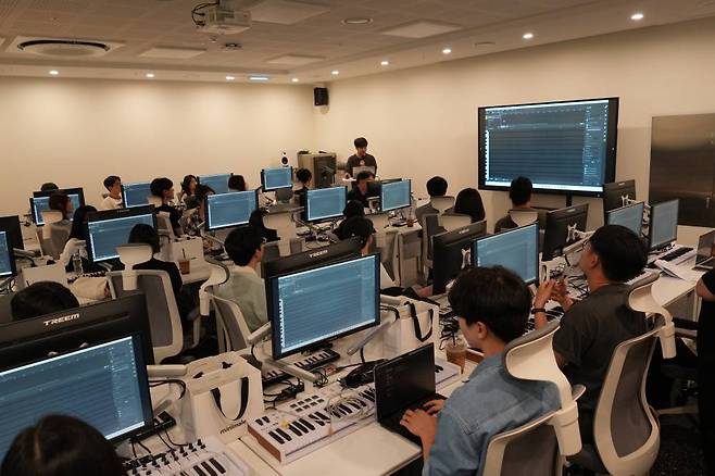 SM유니버스의 작곡반 1기 우수 수료생 김혜성 군과 SM엔터테인먼트 음악 퍼블리싱 회사 크리에이션뮤직라이츠 전속 INFX 프로듀서 등이 실제 작곡 시 사용하는 생성형 도구를 활용한 작곡 기술을 즉석에서 시연해 주목받았다 / 출처=SBA