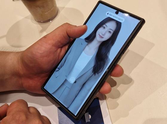 고(故) 김은진씨의 경찰 신고를 도왔던 유모씨가 은진씨의 사진을 기자에게 보여주고 있다. 백일현 기자