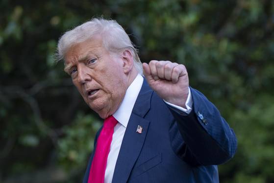 도널드 트럼프 미국 대통령이 15일(현지시간) 워싱턴 DC 백악관에서 취재진을 향해 주먹을 쥐어 보이고 있다. AP=연합뉴스