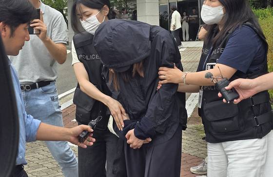 시험기간 중 학교에 무단 침입한 혐의(건조물 침입 등)로 구속 영장이 청구된 학부모 B씨가 15일 대구지법 안동지원에서 구속 전 피의자 심문(영장실질심사)을 받은 후 취재진에게 질문을 받고 있다. 연합뉴스