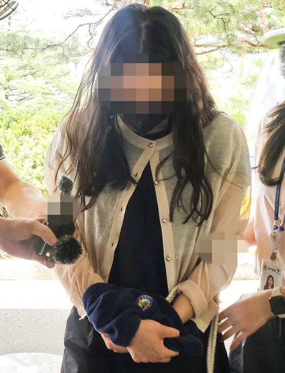 시험기간 중 학교에 무단 침입한 혐의(건조물 침입 등)로 구속 영장이 청구된 전직 기간제 교사 A씨가 14일 대구지법 안동지원에 구속 전 피의자 심문(영장실질심사)을 받기 위해 이동하고 있다. 연합뉴스