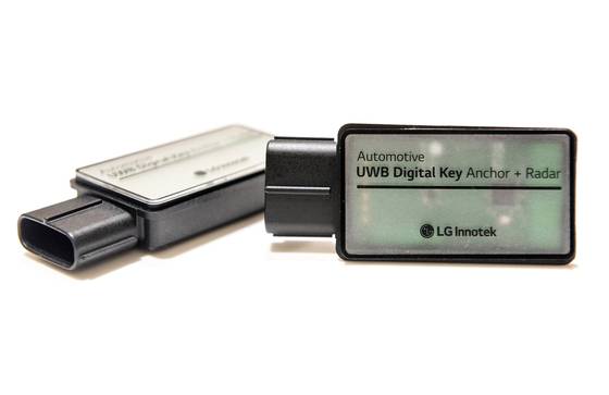 명함 한 장 크기보다 작은 LG이노텍의 '차세대 디지털키 솔루션'. LG이노텍