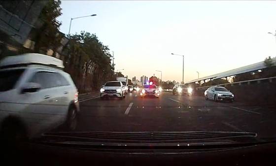 조산 징후를 보인 임산부 A씨 부부를 태웠을 당시 순찰차 모습이 찍힌 블랙박스 장면. 사진 서울 서초경찰서